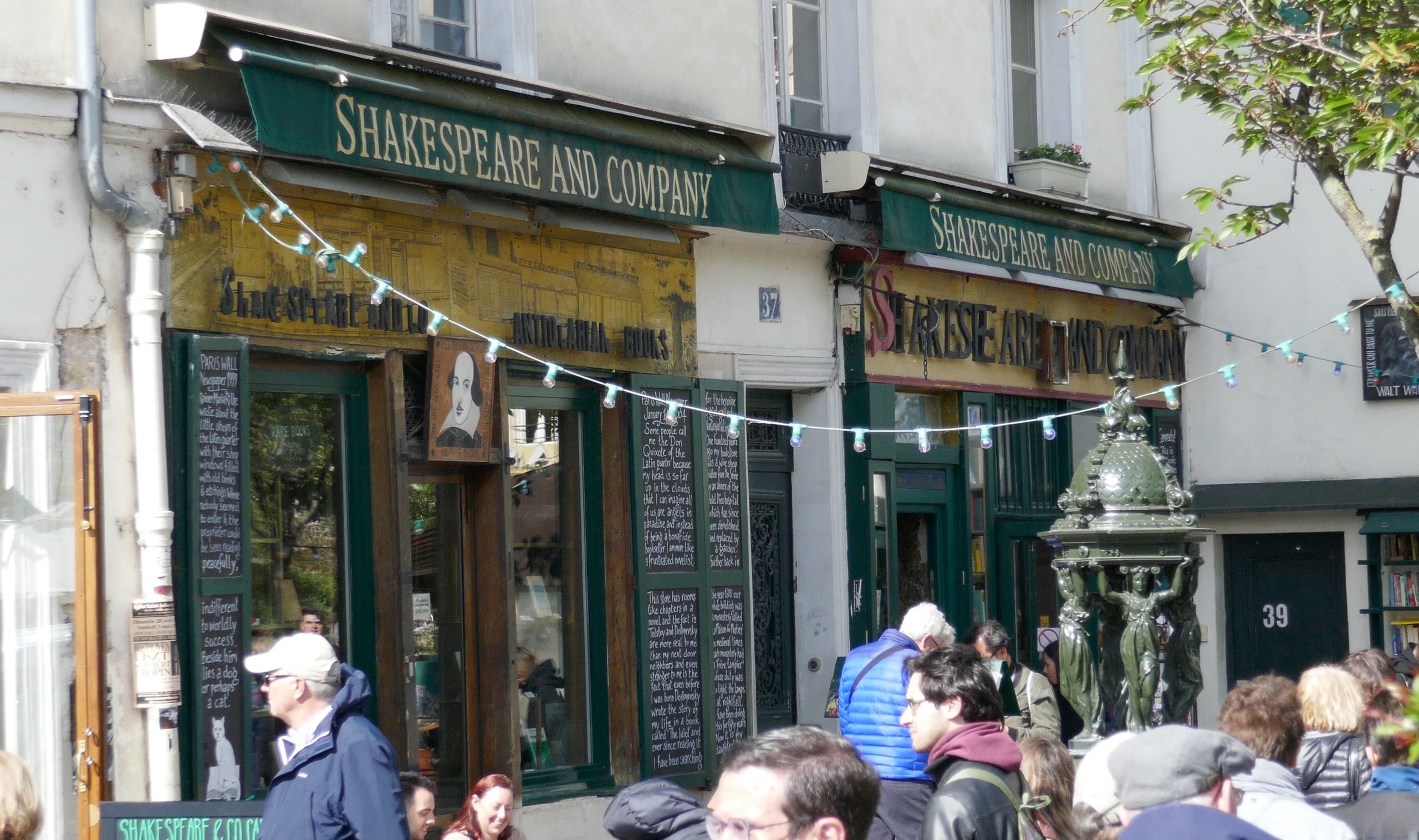 store front of Shakespeare and Company in Paris, France, an example of excellence in customer service